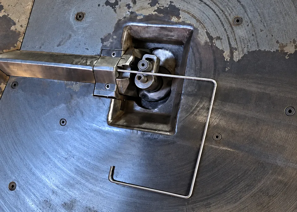 Máquina dobrando vergalhão de aço em estribo