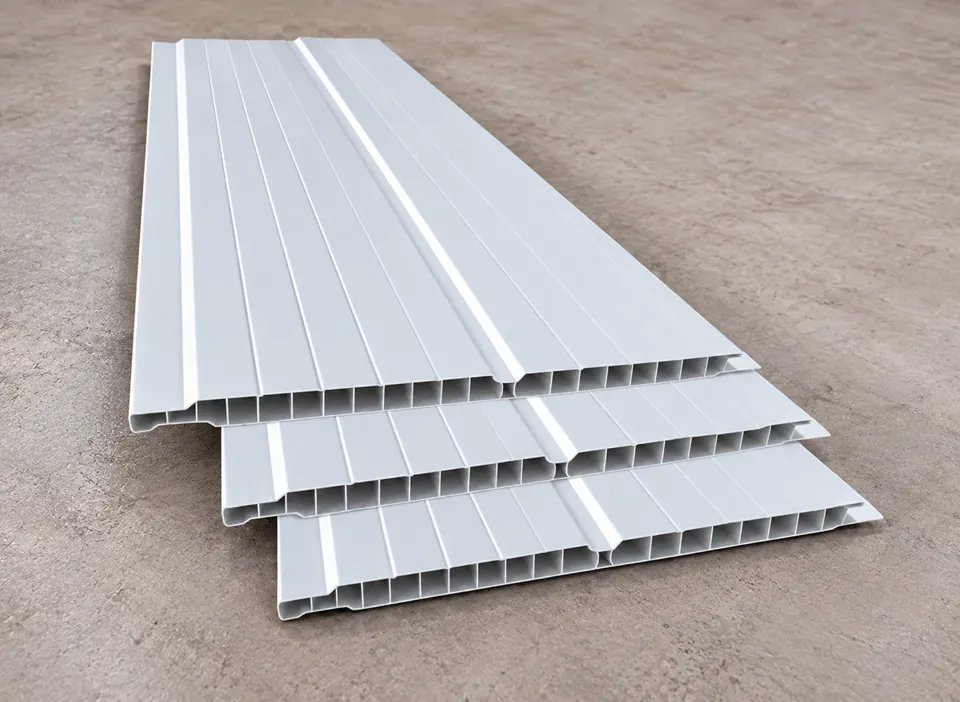 Placas de forro de PVC branco empilhadas